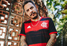 Marcelo D2 com camisa do Flamengo