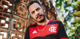 Marcelo D2 com camisa do Flamengo