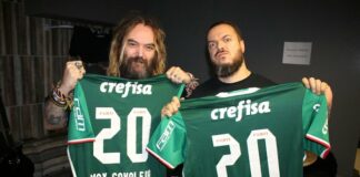 Max Cavalera e Iggor Cavalera com camisetas do Palmeiras