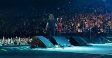 Nandi Bushell e Dave Grohl em show do Foo Fighters