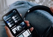 Celular com Spotify e fones de ouvido