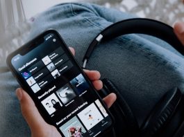 Celular com Spotify e fones de ouvido