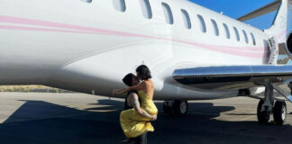 Travis Barker celebra viagem de avião com Kourtney Kardashian