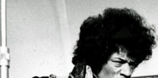 Jimi Hendrix tocando guitarra
