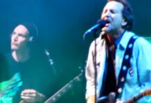 Josh Klinghoffer tocando com o Pearl Jam