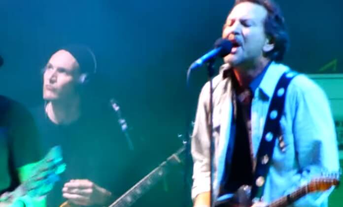 Josh Klinghoffer tocando com o Pearl Jam