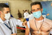 Marcos Pasquim brinca com os fãs e toma vacina contra a COVID "sem camisa"