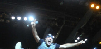 Bruce Dickinson com o Iron Maiden no palco
