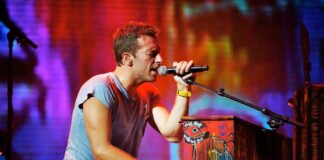 Chris Martin ao piano com o Coldplay