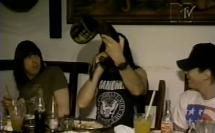 Ramones tentando tocar berrante no Brasil