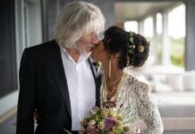 Aos 78 anos, Roger Waters se casa pela quinta vez e declara: "Estou muito feliz"; veja as fotos