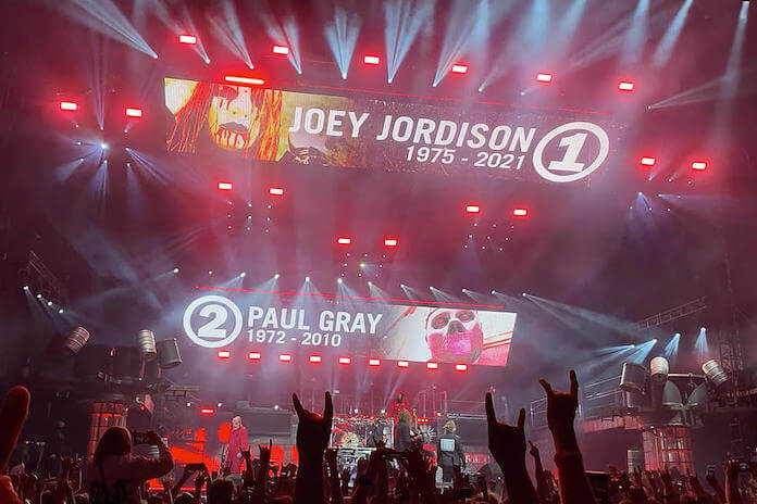 Slipknot faz homenagem a Joey Jordison e Paul Gray em show