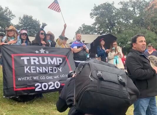 Rally da QAnon por Trump e Kennedy em show dos Rolling Stones
