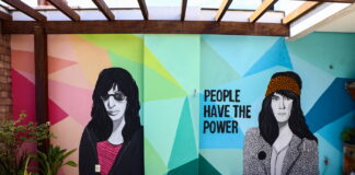 Joey Ramone e Patti Smith em mural de Aline Krupkoski