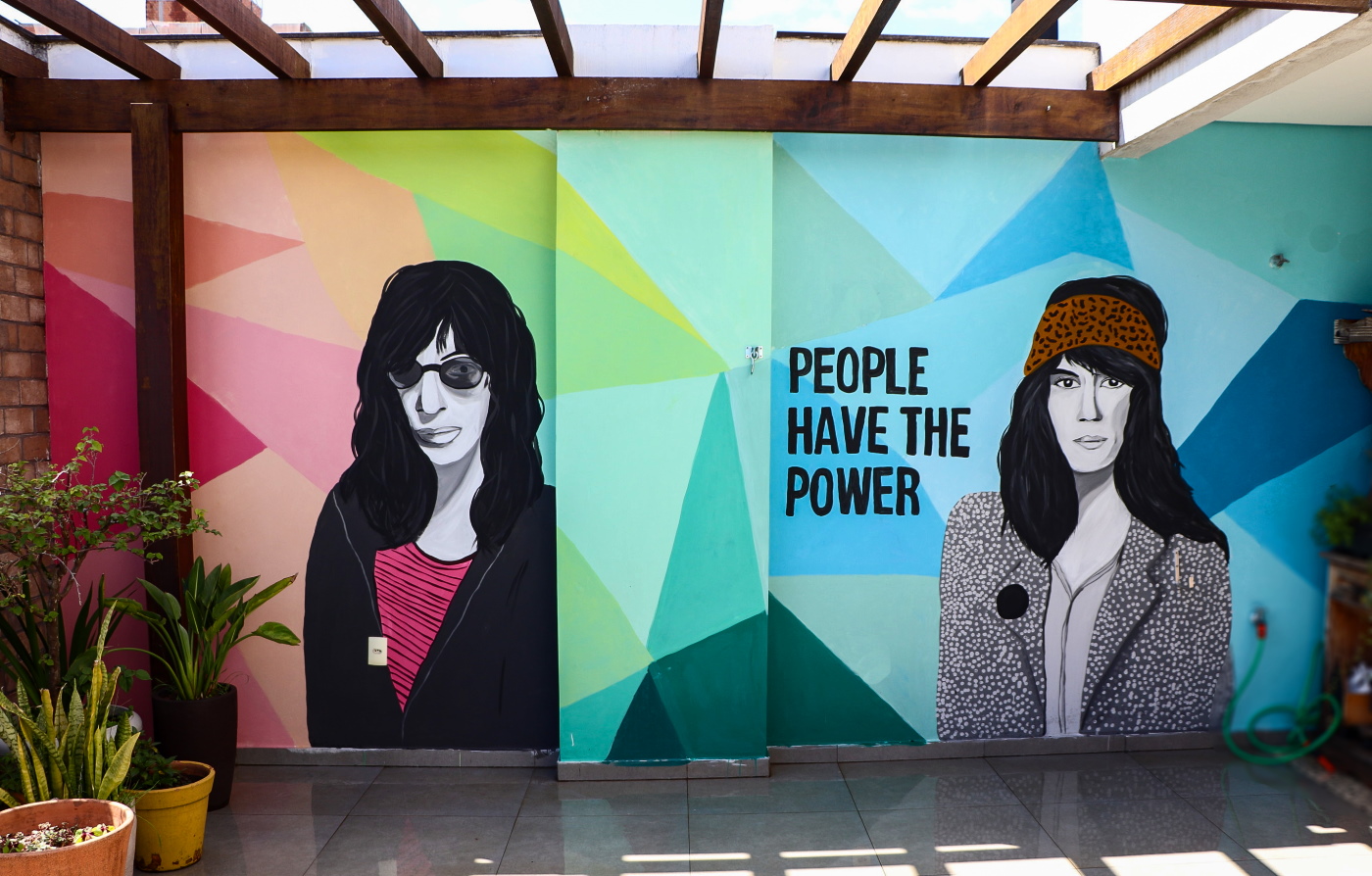 Joey Ramone e Patti Smith em mural de Aline Krupkoski