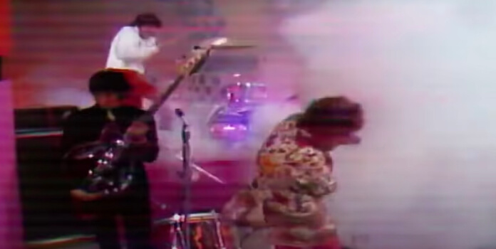 Keith Moon explodindo bateria