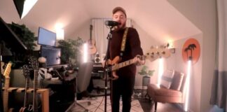 Alex Melton toca Oasis ao estilo blink-182