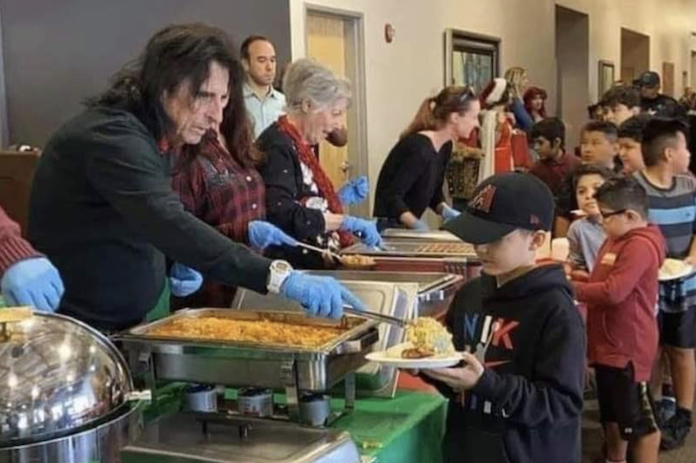 Alice Cooper entrega comida para crianças