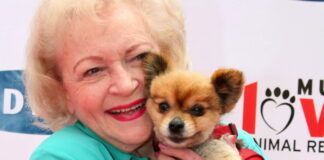 Atriz Betty White com um cachorro