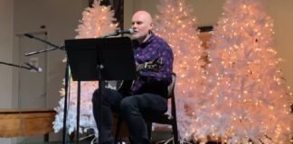 Após a morte do pai, Billy Corgan faz show especial de Natal e toca músicas inéditas