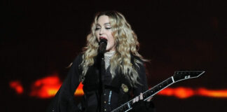 Madonna tocando guitarra