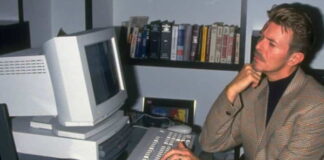 David Bowie acessa a BowieNet em seu computador