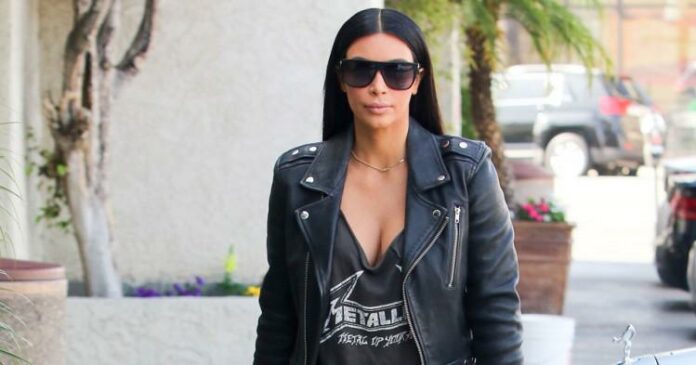 Kim Kardashian com camiseta do Metallica