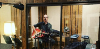 Krist Novoselic, do Nirvana, gravando em estúdio