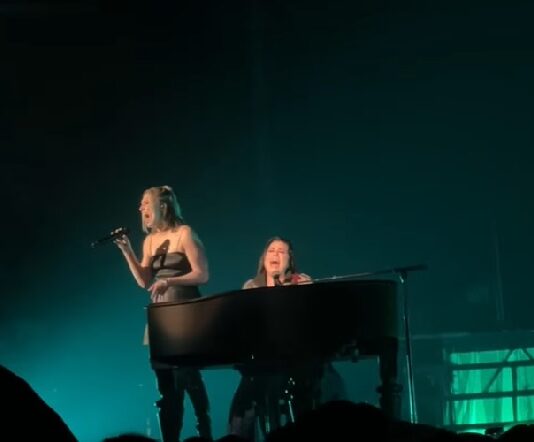 Lzzy Hale revela motivo para ela e Amy Lee tocarem cover de Linkin Park