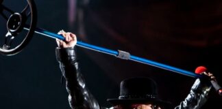 Axl Rose no palco com o Guns N' Roses