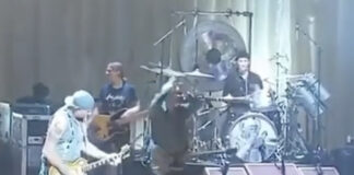 Chad Smith toca guitarra em show com Eddie Vedder