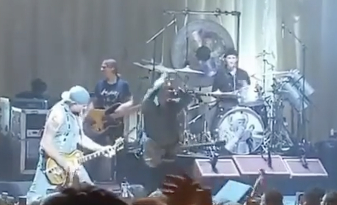 Chad Smith toca guitarra em show com Eddie Vedder