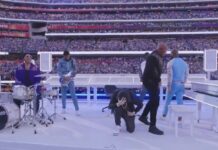 Eminem se ajoelha em protesto no Super Bowl