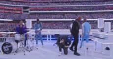 Eminem se ajoelha em protesto no Super Bowl
