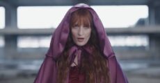 Florence + the Machine reflete sobre a feminilidade em seu novo single "KING"; assista ao clipe