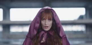 Florence + the Machine reflete sobre a feminilidade em seu novo single "KING"; assista ao clipe