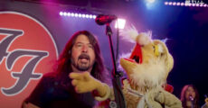 Foo Fighters no clipe de "Fraggle Rock Rock"