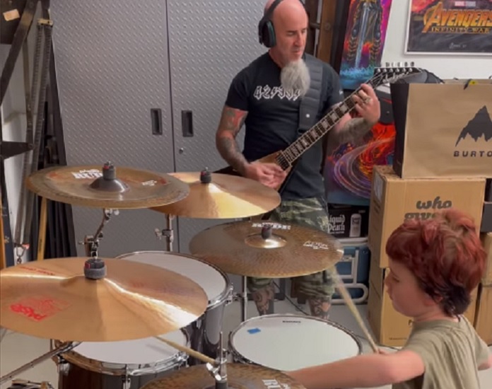 Filho de 10 anos de Scott Ian (Anthrax) surpreende em nova cover do Sepultura; veja
