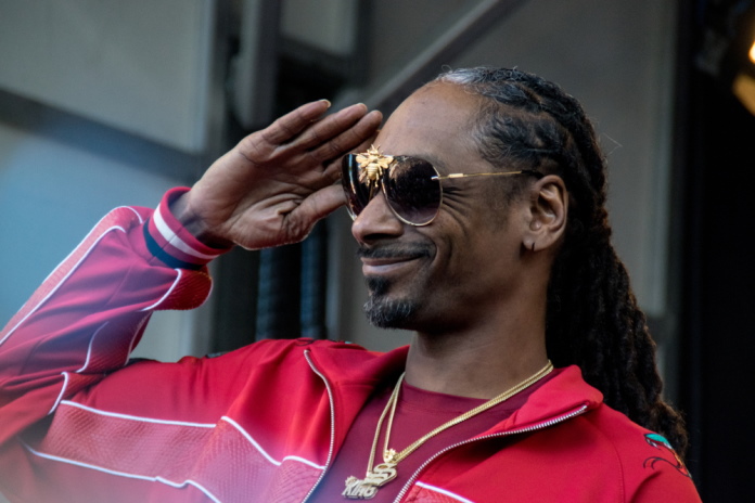 Snoop Dogg fuma até 150 baseados por dia, diz sua "boladora" particular - TMDQA!