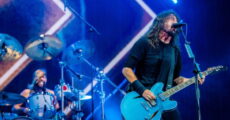 Taylor Hawkins e Dave Grohl em show do Foo Fighters