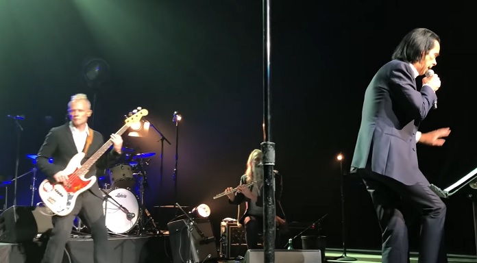 Flea toca com Nick Cave durante show em Los Angeles; assista ao vídeo
