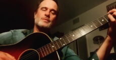 Robert DeLeo (Stone Temple Pilots) tocando violão