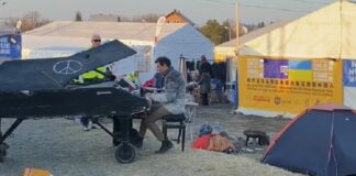 Pianista tenta aliviar tensão na fronteira da Ucrânia com a Polônia; veja