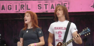 Paramore em show na Warped Tour de 2005