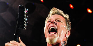 James Hetfield tocando guitarra com o Metallica