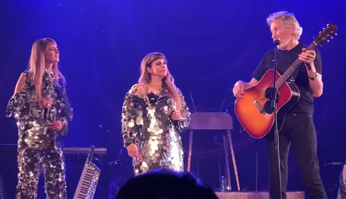 Roger Waters canta com o duo Lucius em NY