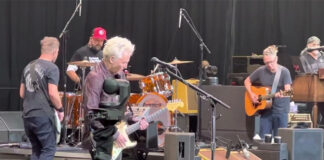 Pearl Jam toca bateria com fã