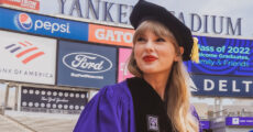 Taylor Swift recebe diploma de Doutora em Belas Artes