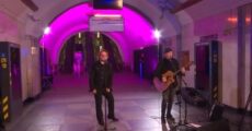 U2 realiza show improvisado em estação de metrô na Ucrânia; veja