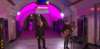 U2 realiza show improvisado em estação de metrô na Ucrânia; veja